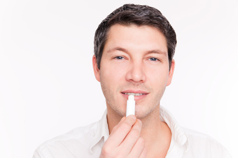 8 mistakes that can make the lips dry and damaged